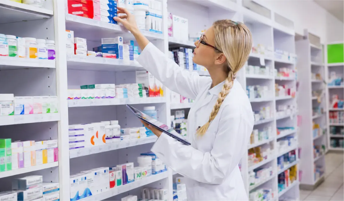 do pharmacists go to med school